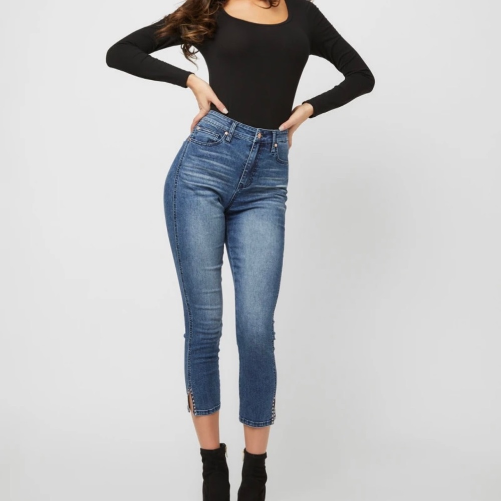 GUESS WOMEN STUDDED CAPRI JEANS, BRAND NEW , UNUSED!!